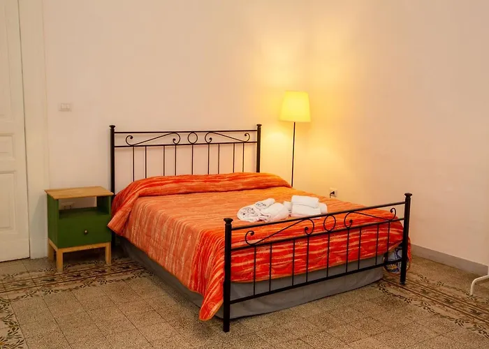 Couette-café Vecchia - Chiaia 4*